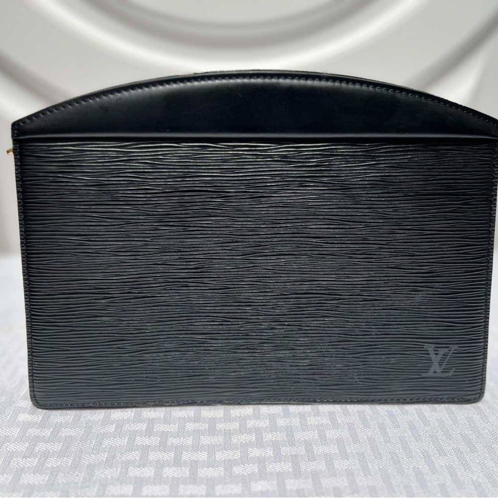 7028: Louis Vuitton EPI Clutch